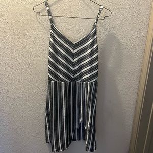 Universal thread black and white dress